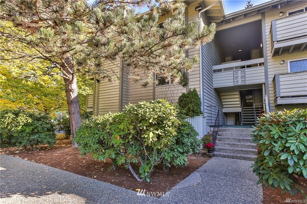 Property Photo:  1150 Sunset Boulevard NE 302  WA 98056 