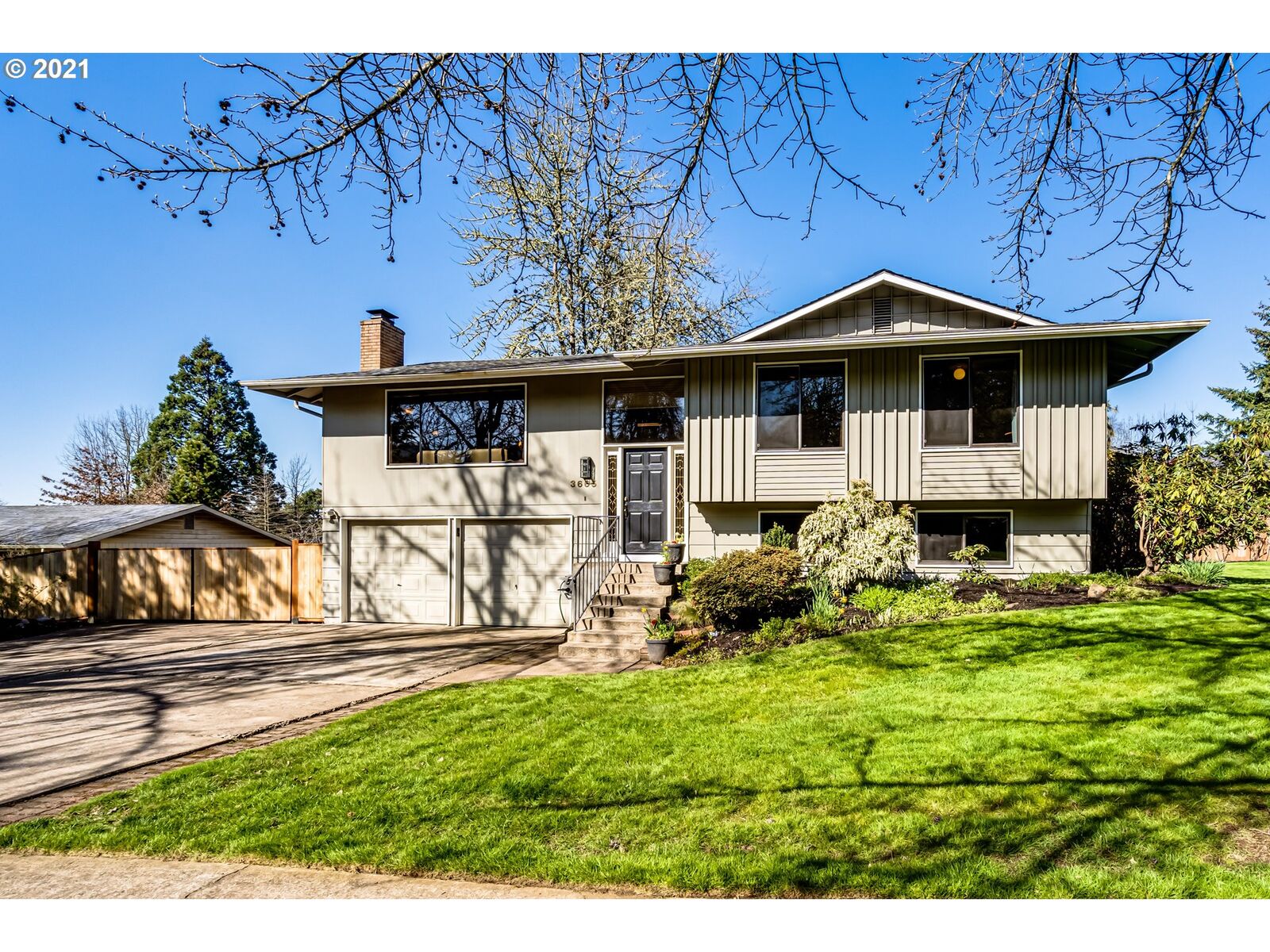 Property Photo: 3665 Thames St OR 97405