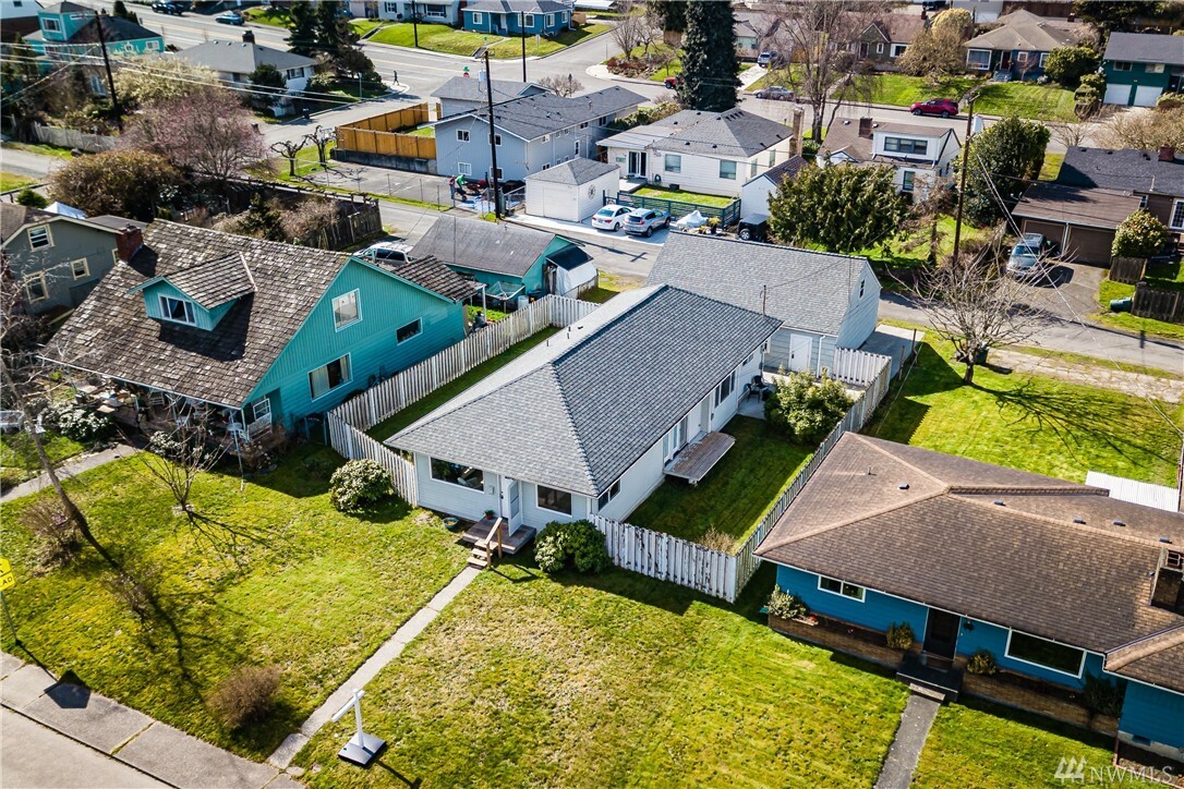 Property Photo:  820 Wetmore Ave  WA 98201 
