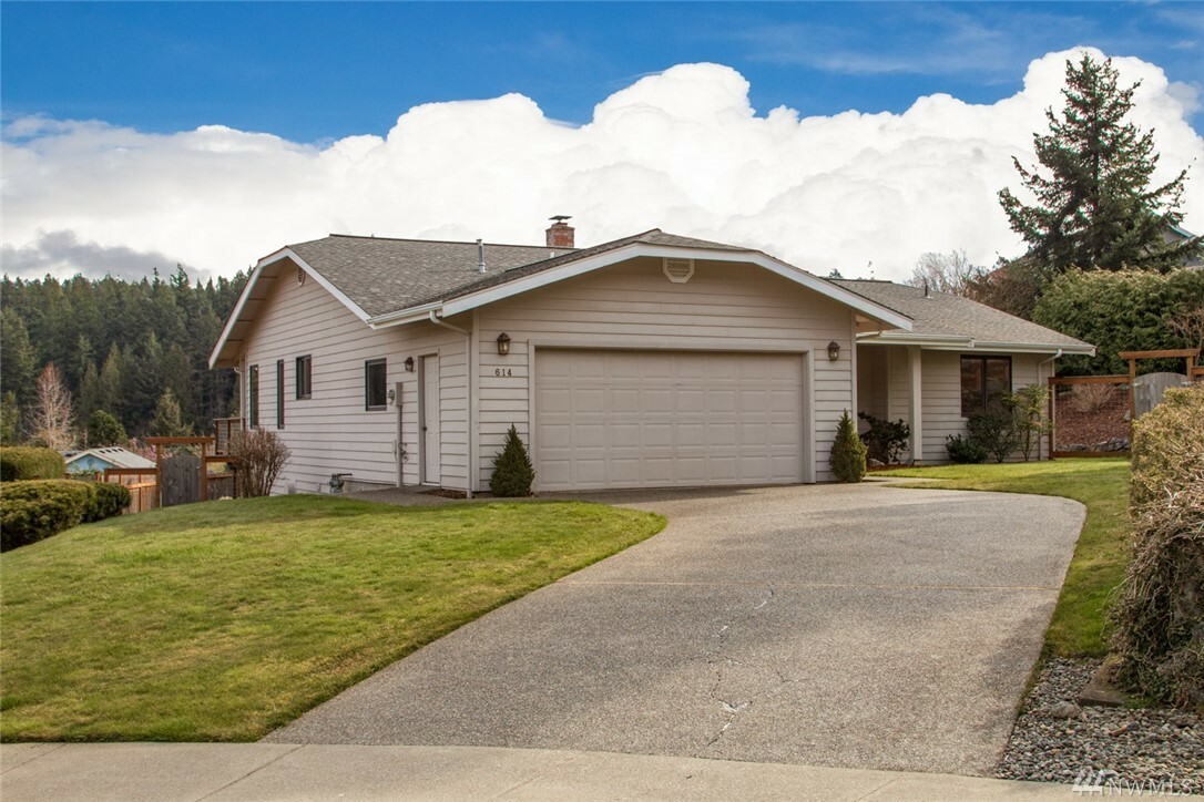 Property Photo: 614 Willow Ct S WA 98225