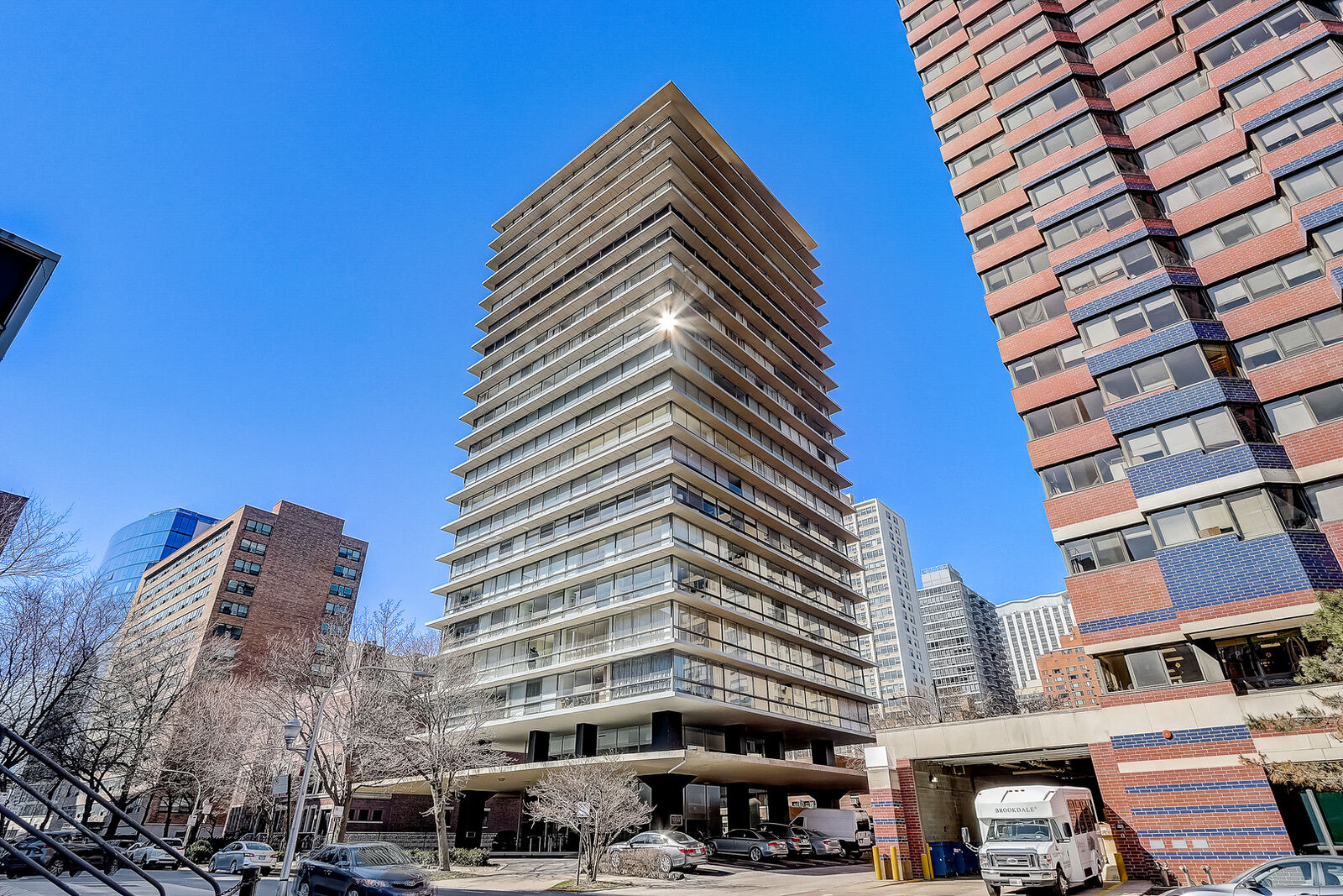 Property Photo: 320 W Oakdale Avenue 702 IL 60657