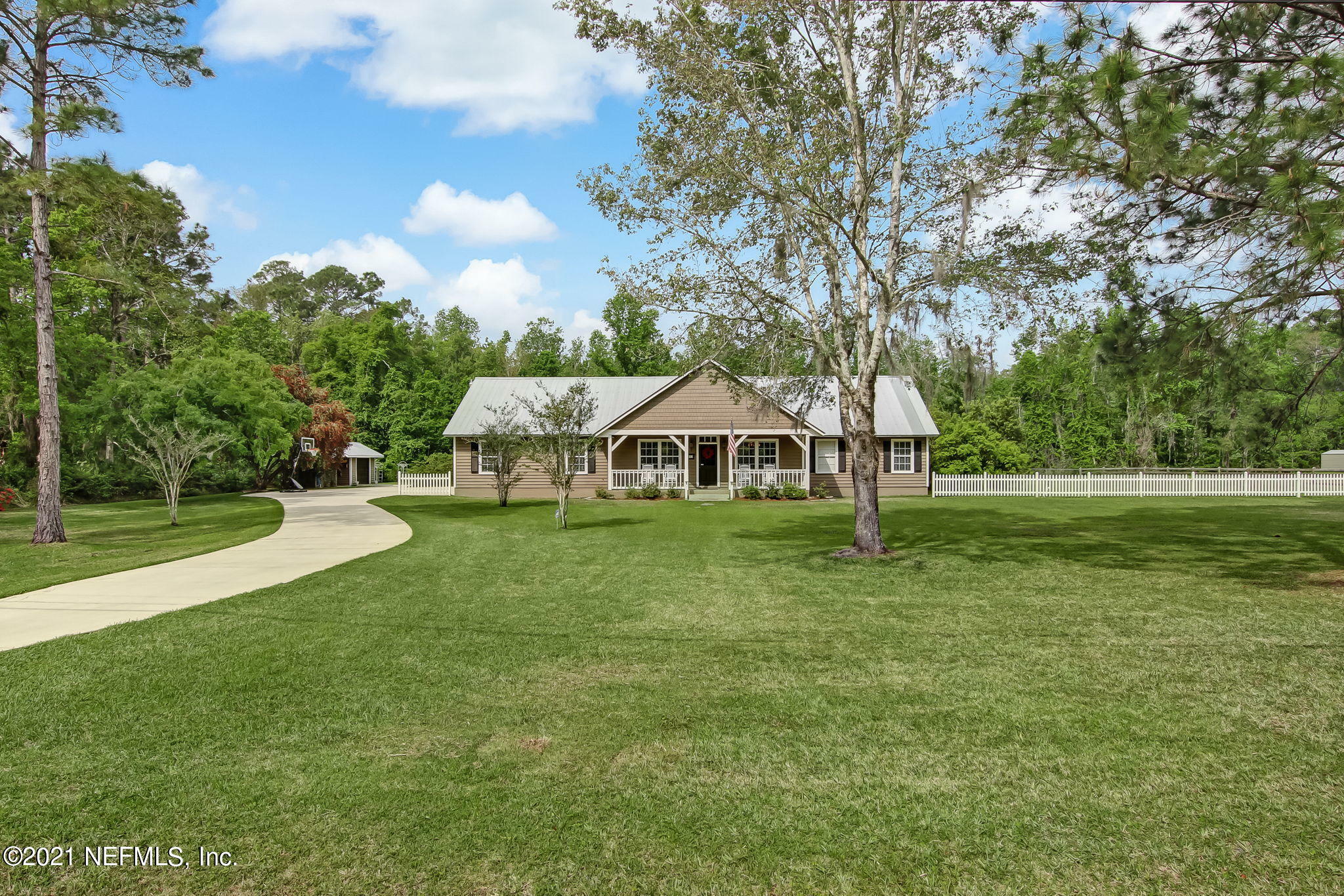 Property Photo:  401 East River Road  FL 32131 