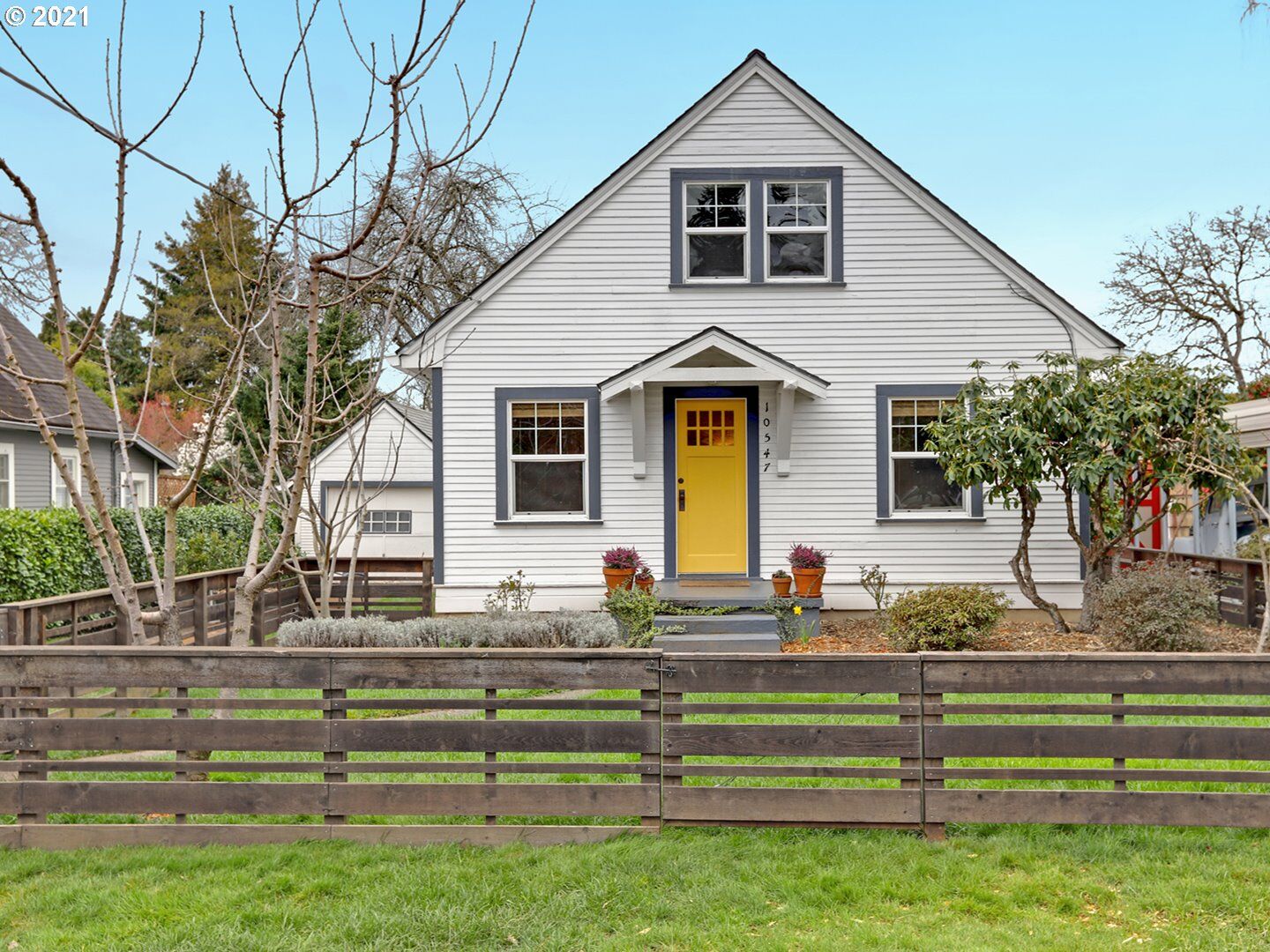 Property Photo:  10547 SE 34th Ave  OR 97222 