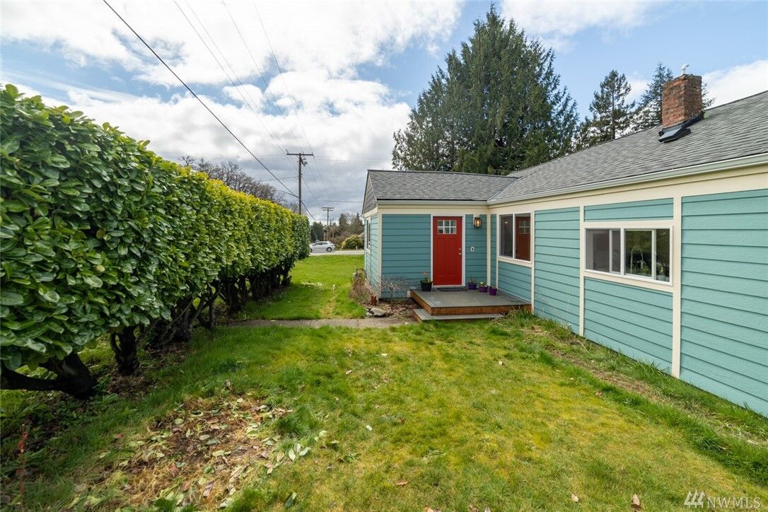 Property Photo:  3003 Trenton Ave  WA 98310 