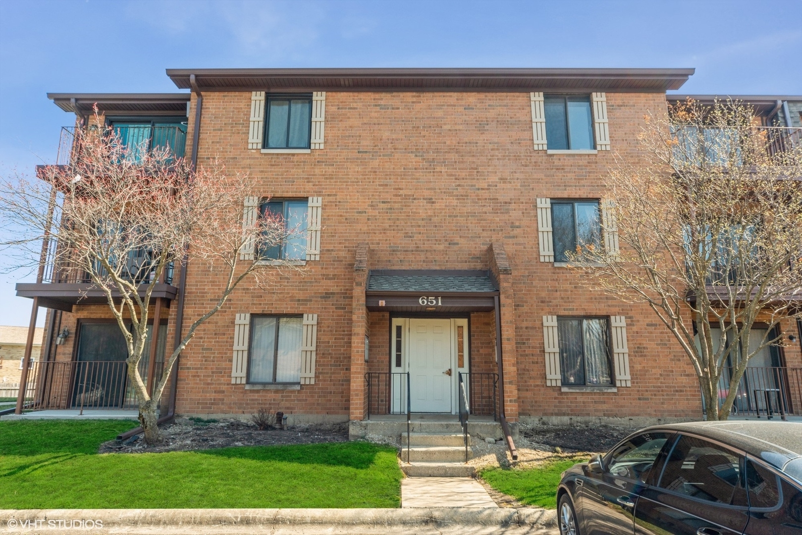 Property Photo:  651 N Briar Hill Lane 4  IL 60101 