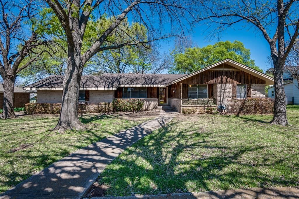 Photo de la propriété:  205 W Alabama Avenue  TX 76065 