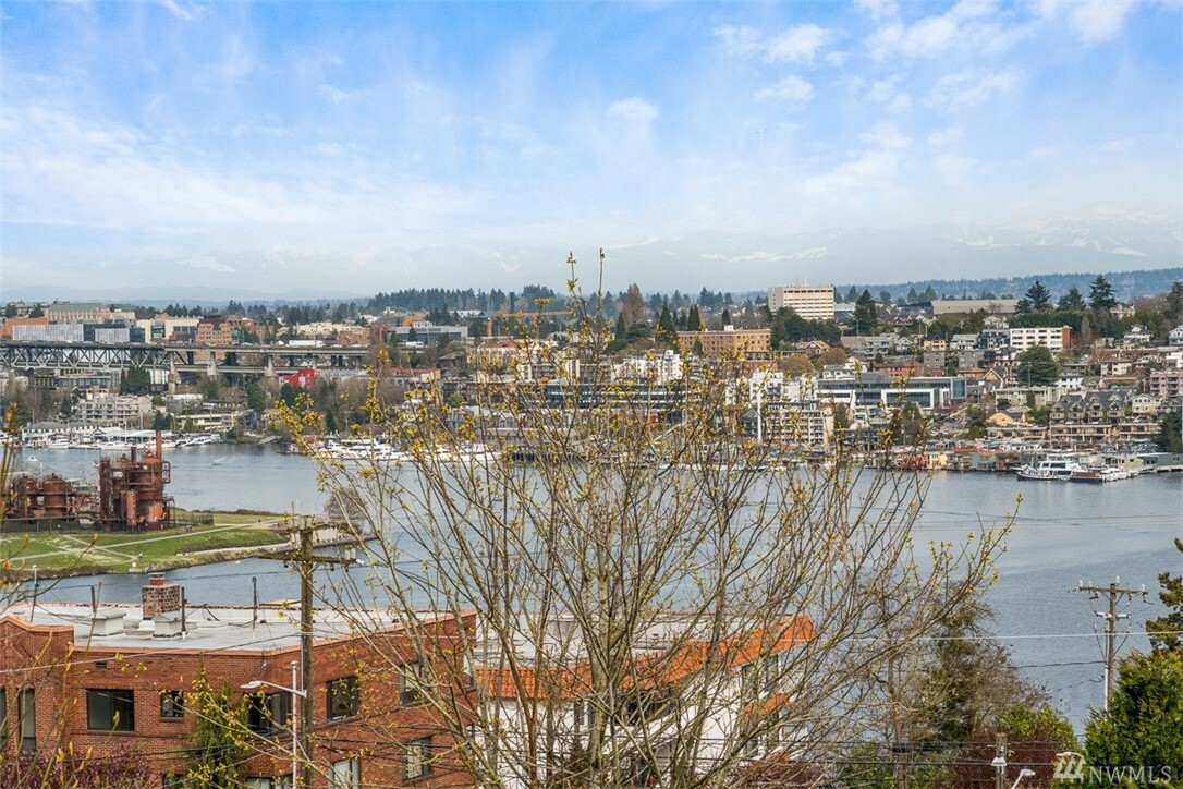 Property Photo: 2410 Aurora Ave N 108 WA 98109