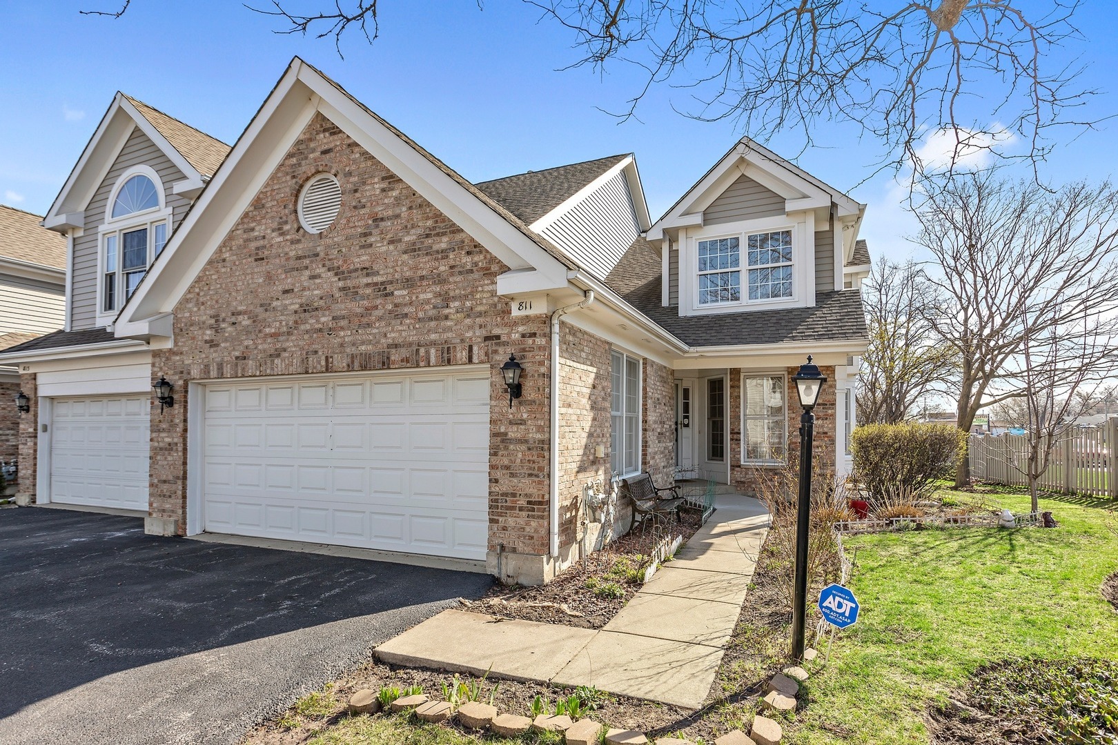 Property Photo: 811 Fairmont Court IL 60018