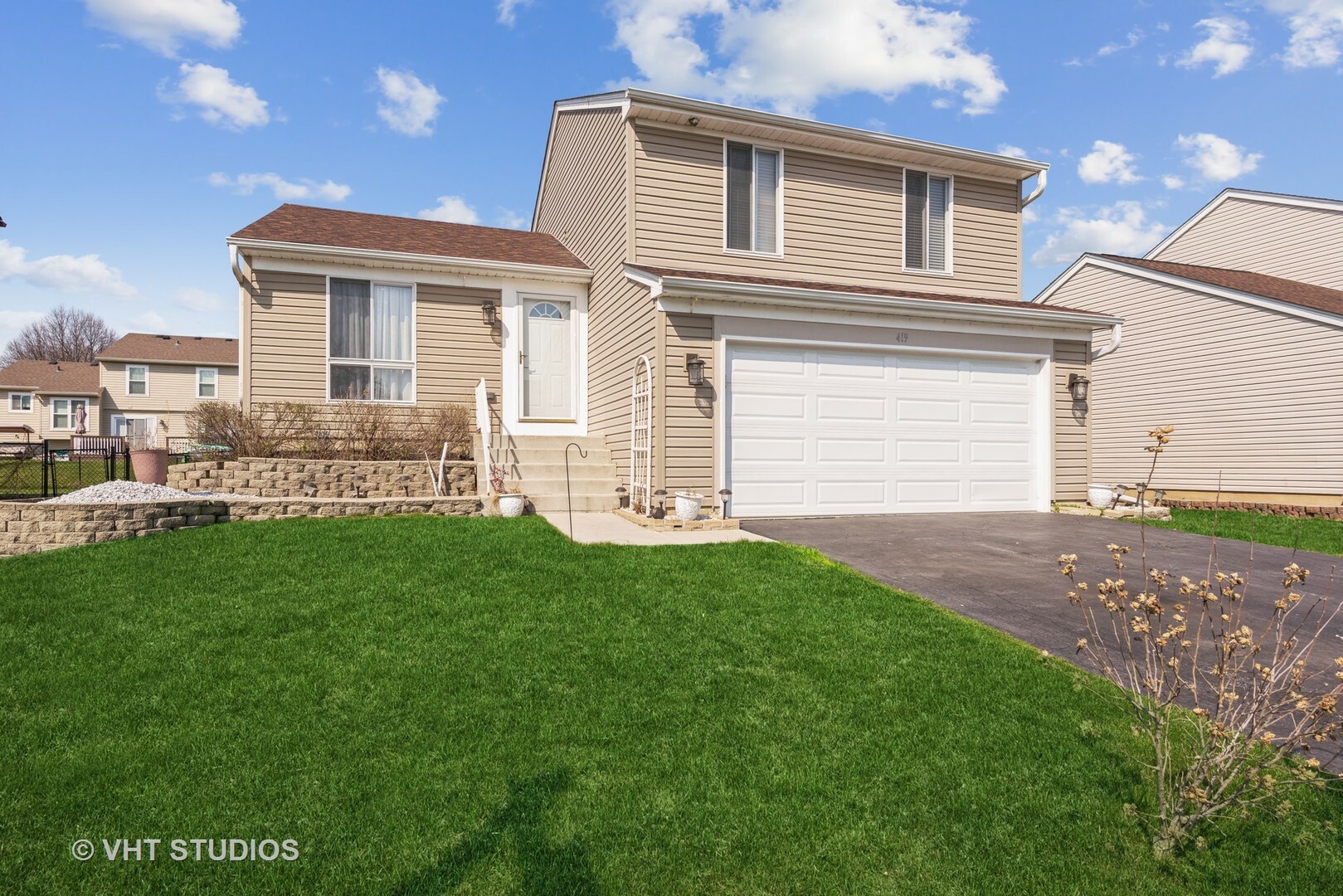 Property Photo: 419 Southwood Circle IL 60107