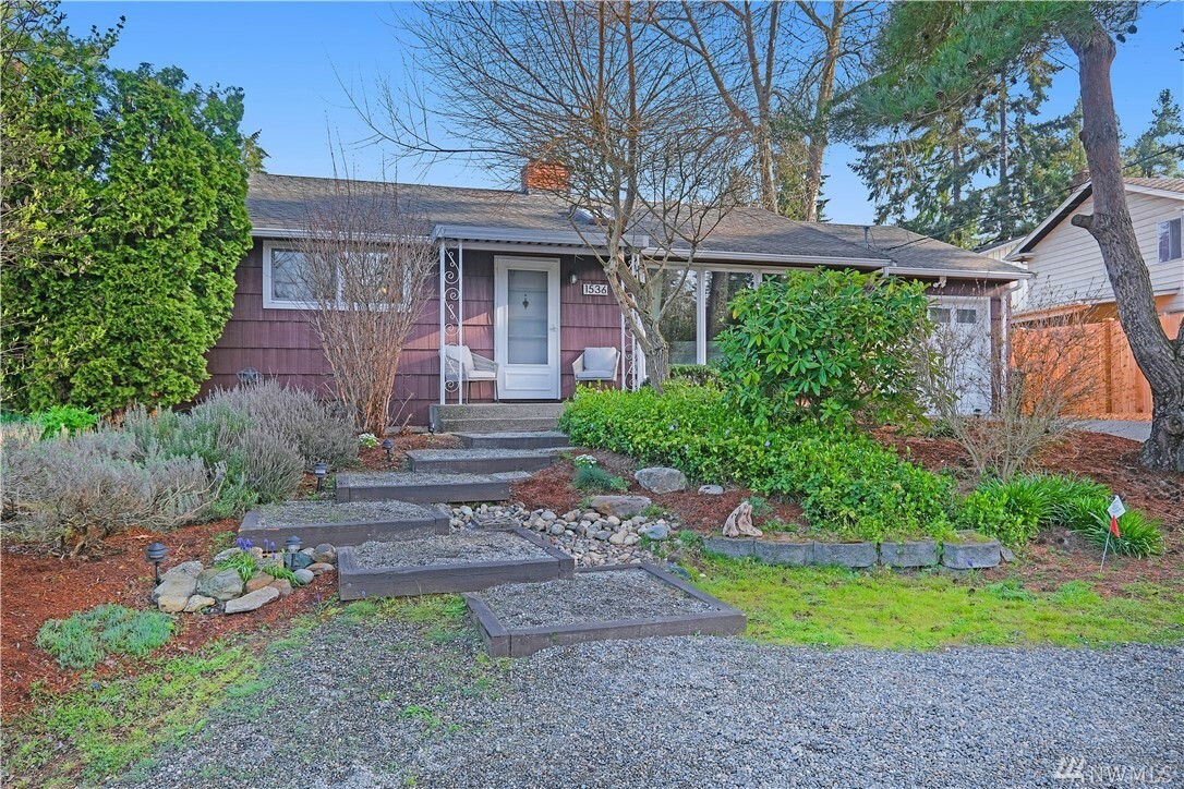Property Photo: 1536 N 121st St WA 98133