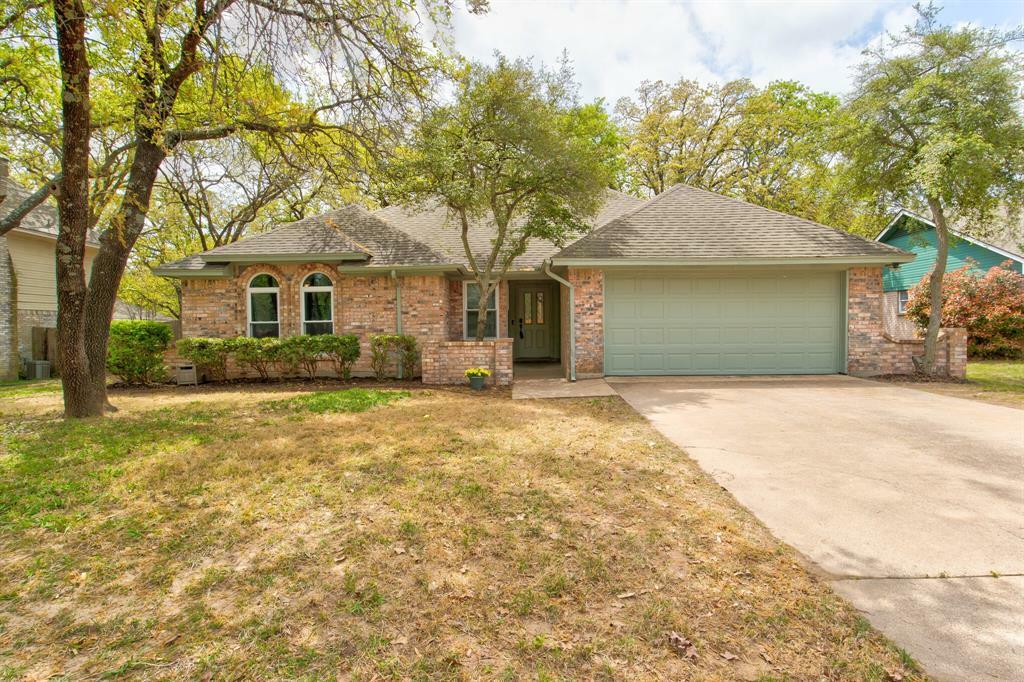 Property Photo:  1040 Oak Ridge Drive  TX 76020 