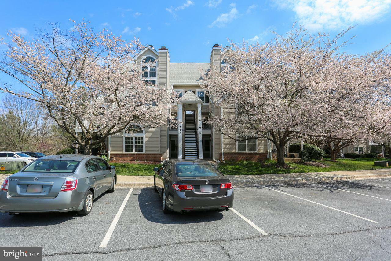 Property Photo: 913 Hillside Lake Terrace 411 MD 20878