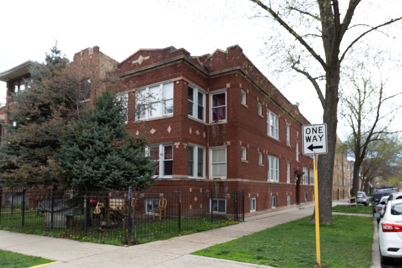 Property Photo: 3518 W Ainslie Street 1 IL 60625