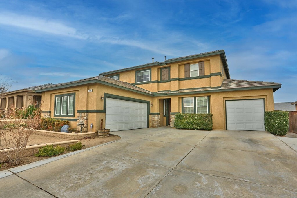 Property Photo:  13882 Lobelia Way  CA 92344 