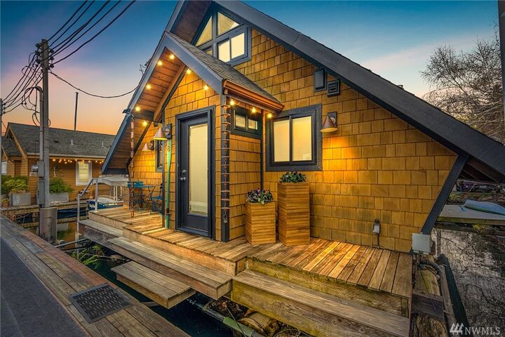 Property Photo:  2207 Fairview Ave E 8  WA 98102 