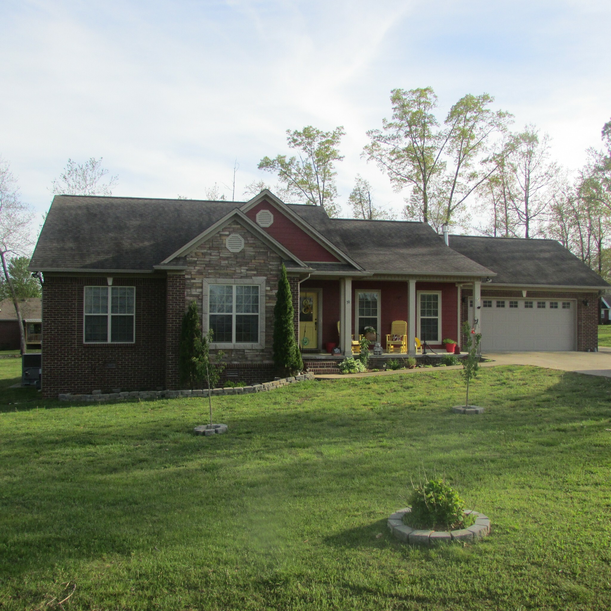 Property Photo:  39 Oak Tree Ln W  TN 38464 