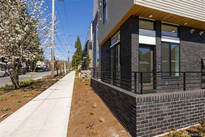 Property Photo:  1802 E Spruce St  WA 98122 