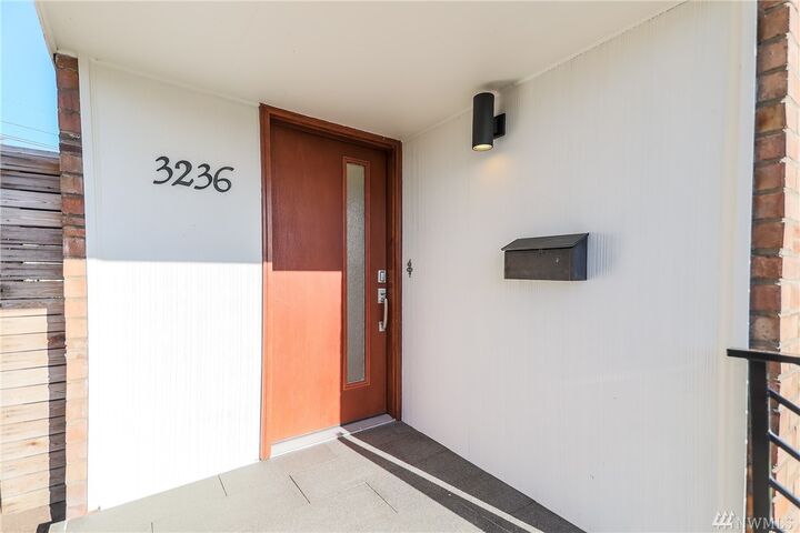 Property Photo: 3236 12th Ave W WA 98119
