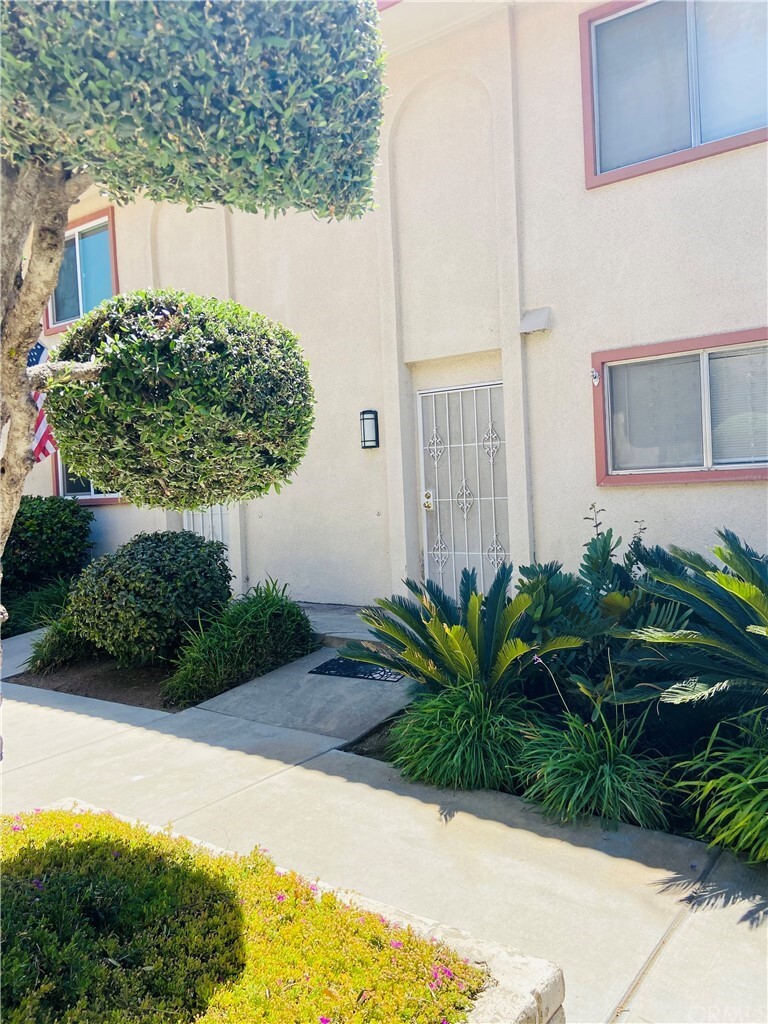 Property Photo: 1040 Central Avenue 17 CA 92507