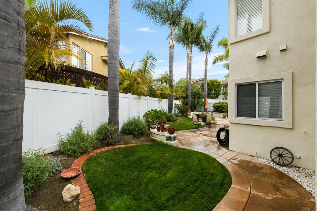 Property Photo:  1122 Avenida Frontera  CA 92057 