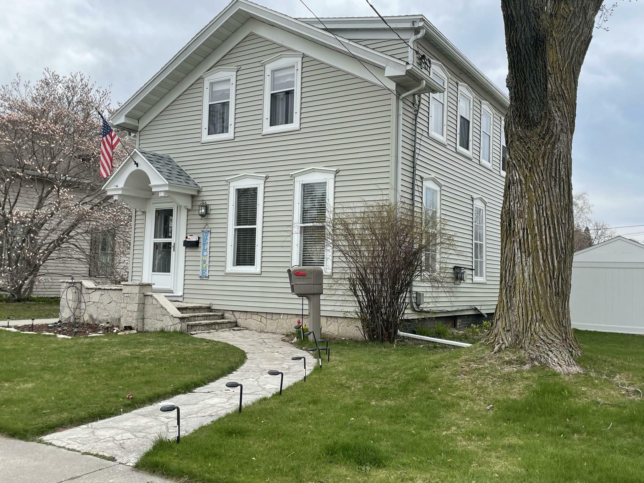 Property Photo:  827 N 9th St  WI 54220 