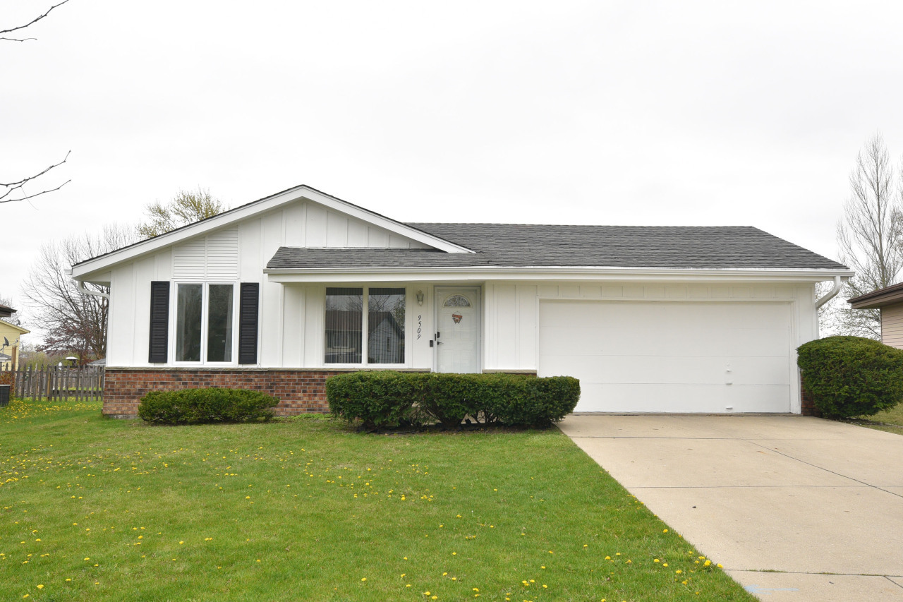 Property Photo: 9509 W Goodrich Ct WI 53224
