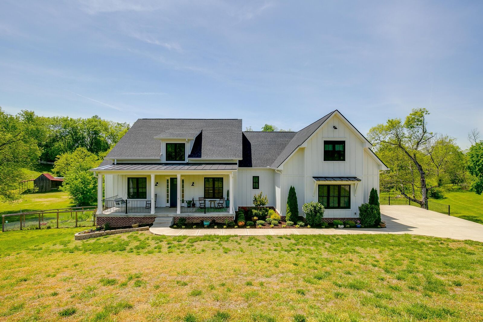 Property Photo:  305 Rembrandt Dr  TN 37138 