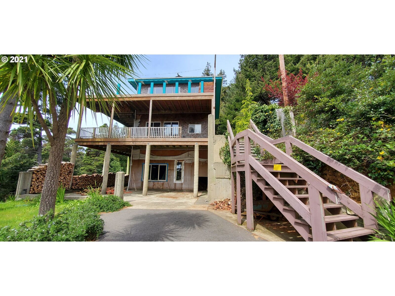 Property Photo:  