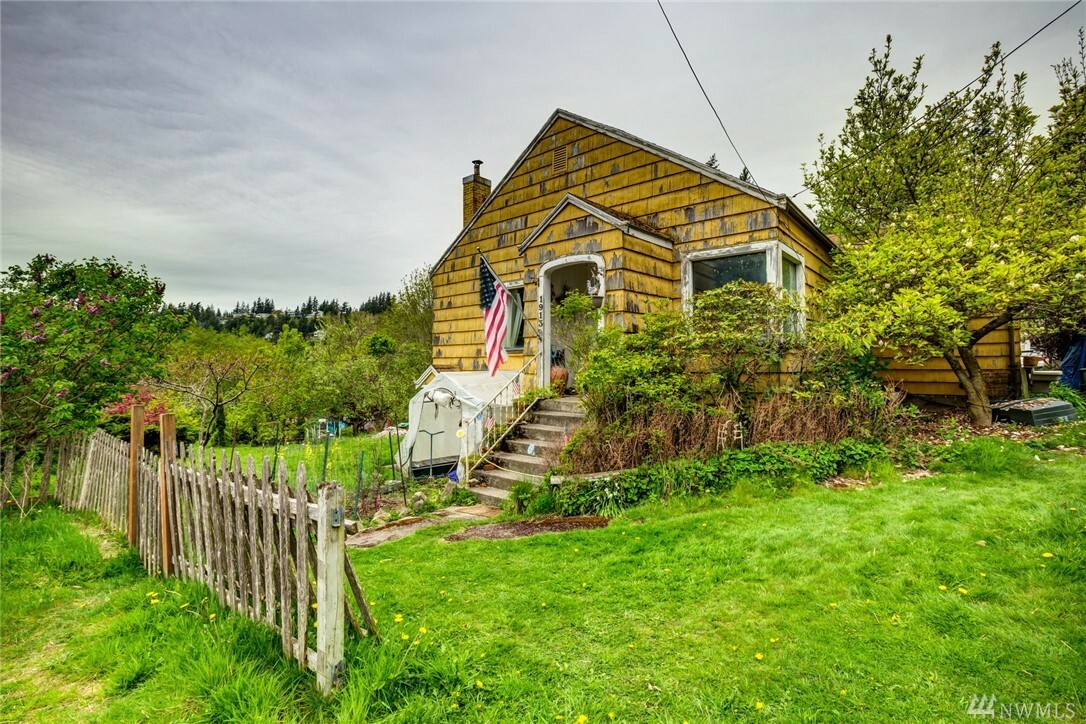 Property Photo:  1913 Fairhaven Ave  WA 98229 