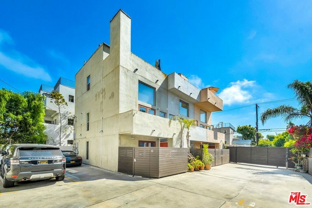 Property Photo:  200 Pacific Avenue B  CA 90291 