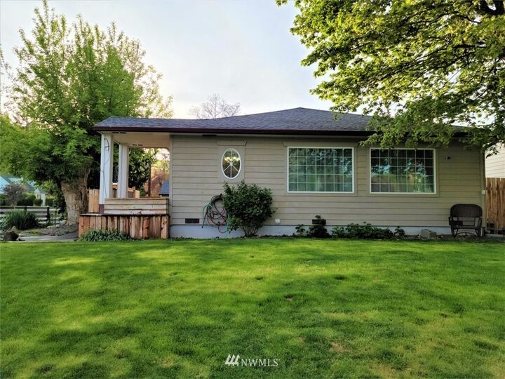 Property Photo:  161  F Street SW  WA 98823 