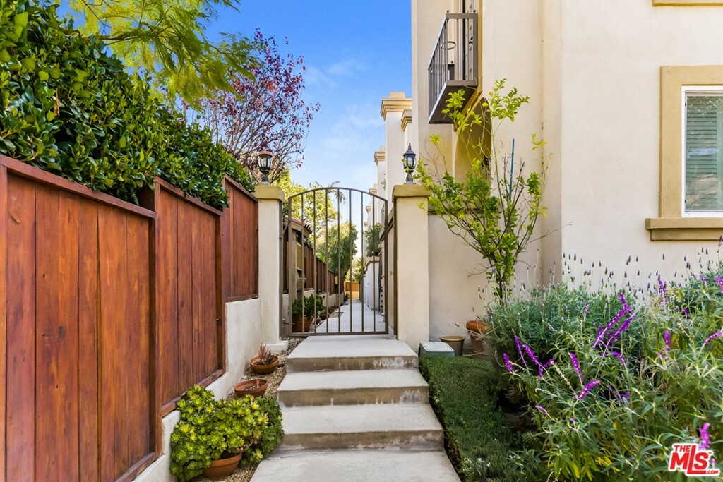 Property Photo:  802 Magnolia Avenue 4  CA 91106 