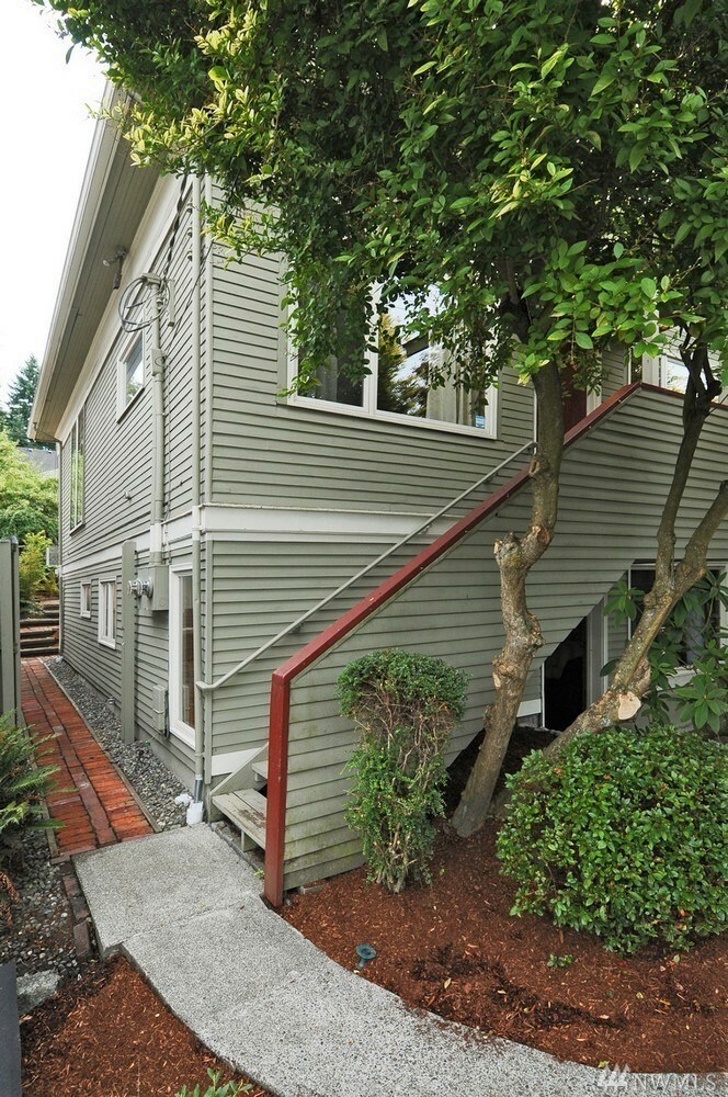 Property Photo:  35 W Etruria St  WA 98119 