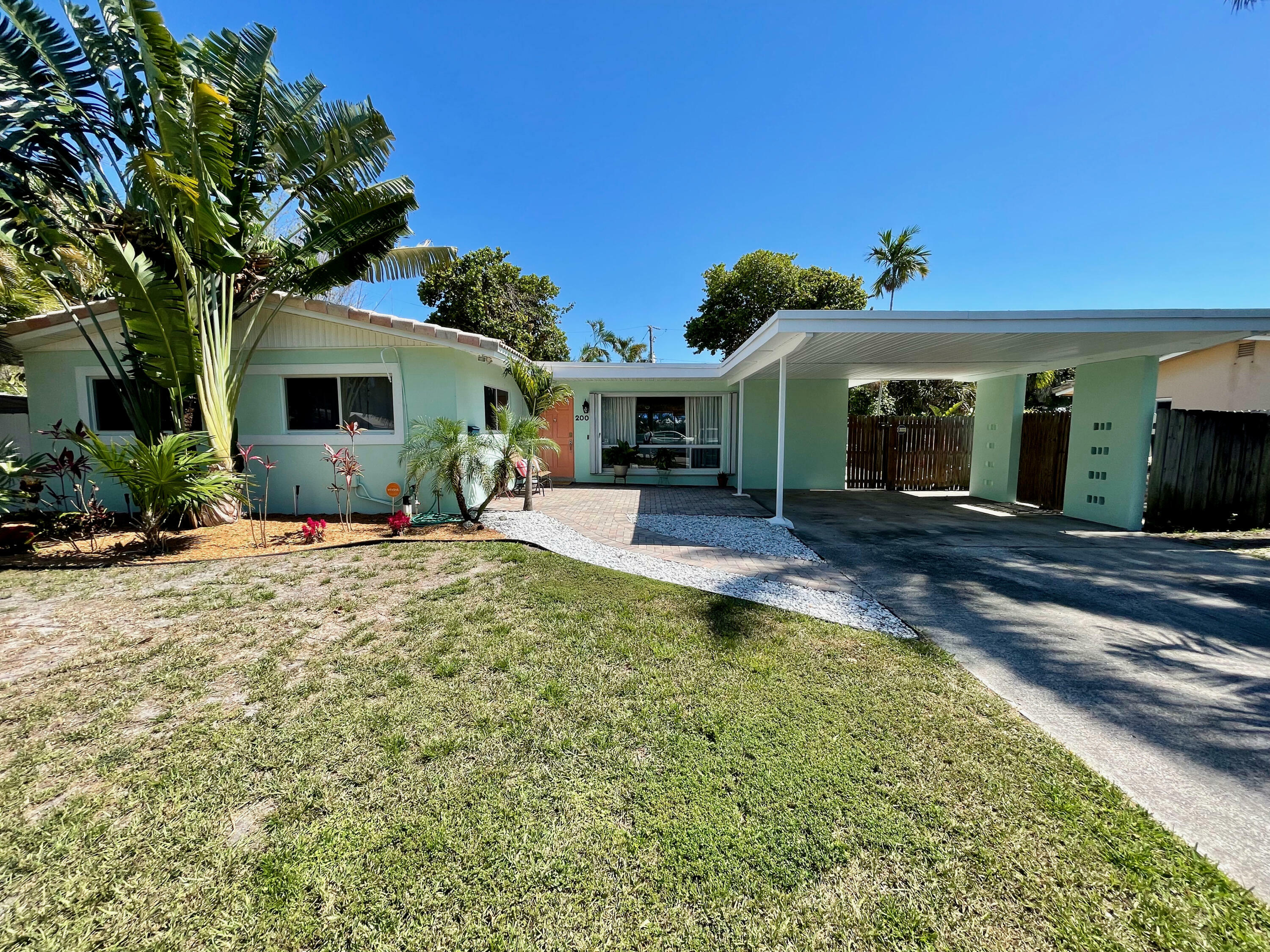 Property Photo:  200 SW 17 Street  FL 33060 