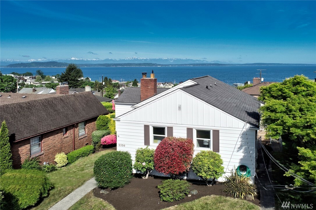 Property Photo: 5350 SW Admiral Wy WA 98116