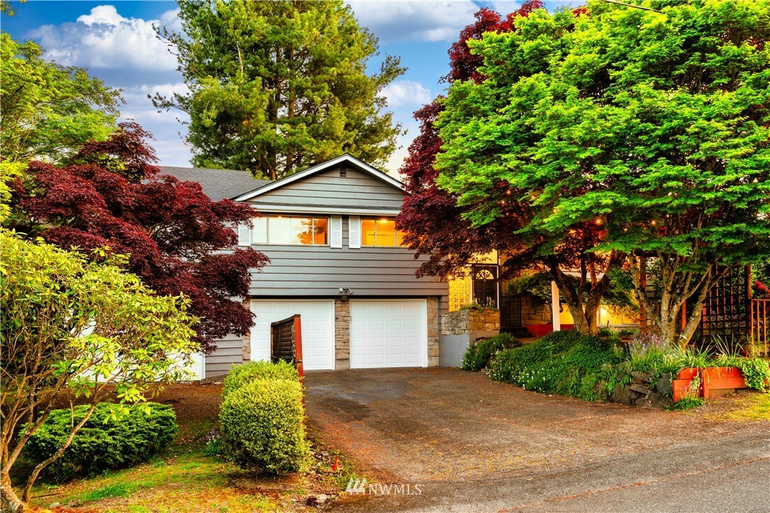 Property Photo:  705 N 203rd Street  WA 98133 