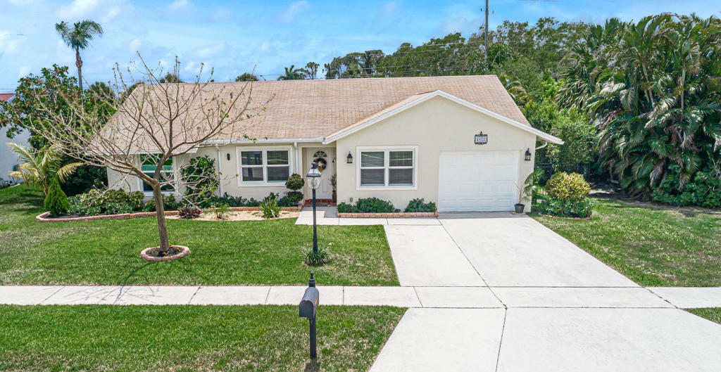 Property Photo:  8432 Linden Way  FL 33467 