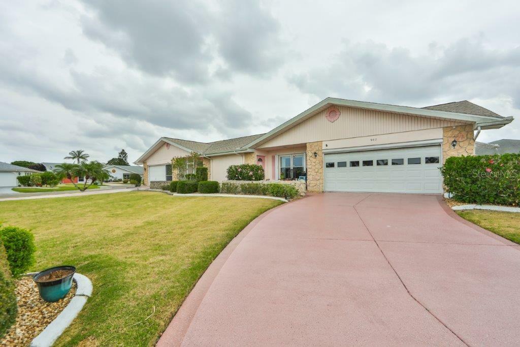 Property Photo:  907 Bluewater Drive  FL 33573 