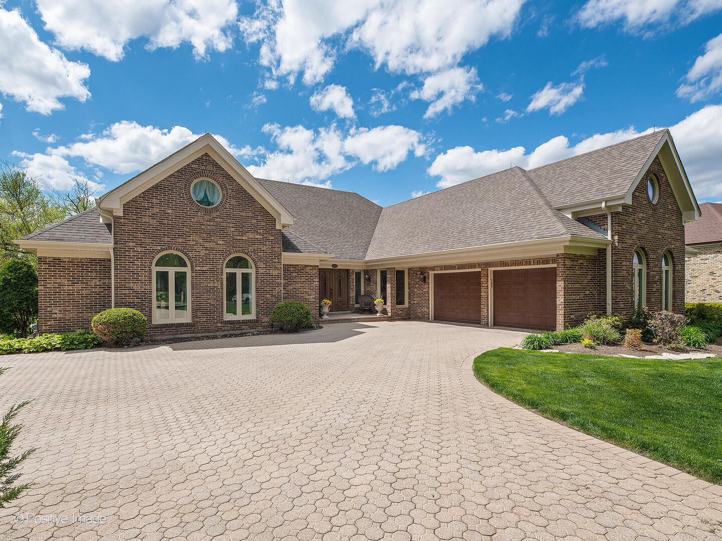 Property Photo: 528 Forest Mews Drive IL 60523