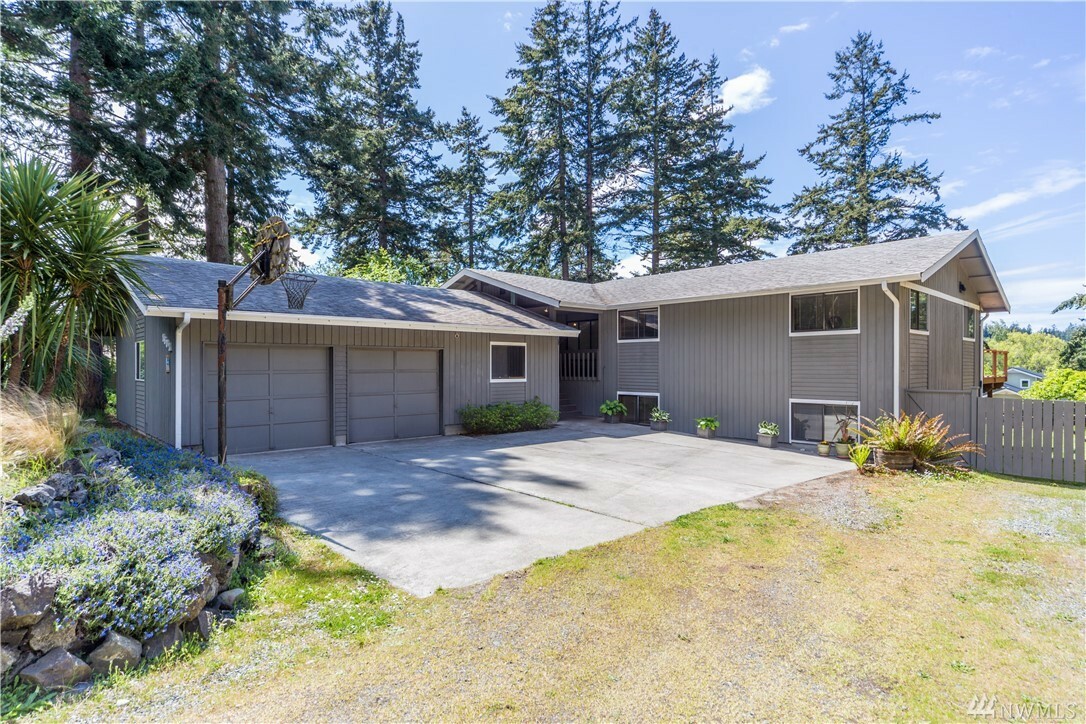 Property Photo:  1801 Rosewood St  WA 98368 