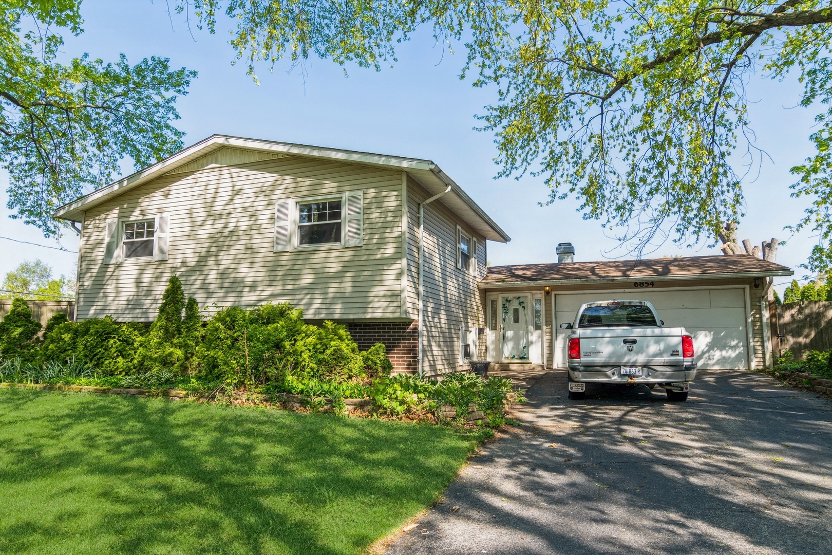 Property Photo: 6854 Longmeadow Lane IL 60133