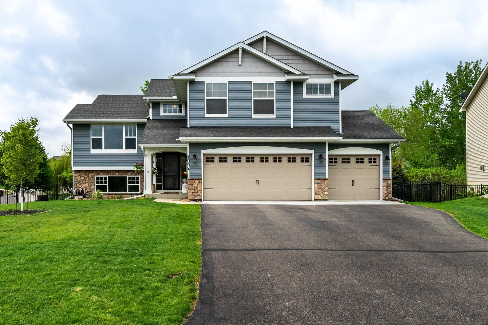 Property Photo:  1092 Pinehurst Lane  MN 55352 