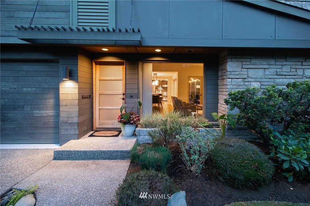 Property Photo:  3606 Arapahoe Place W  WA 98199 