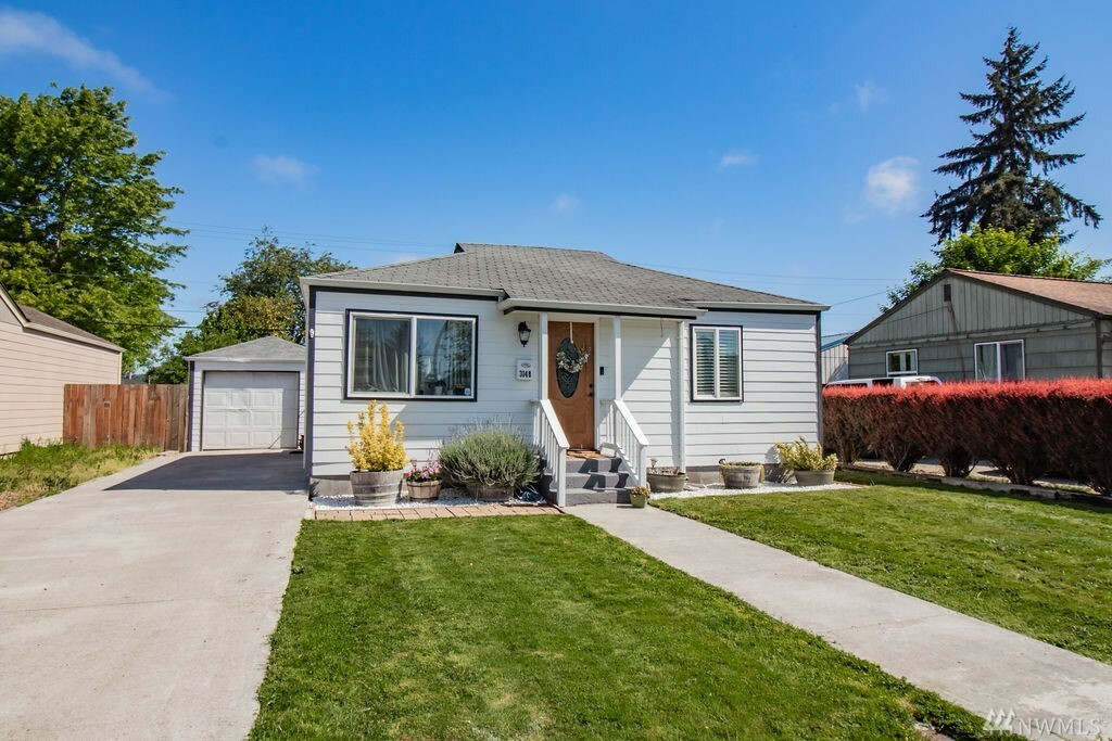 Property Photo:  3148 Hemlock St  WA 98632 