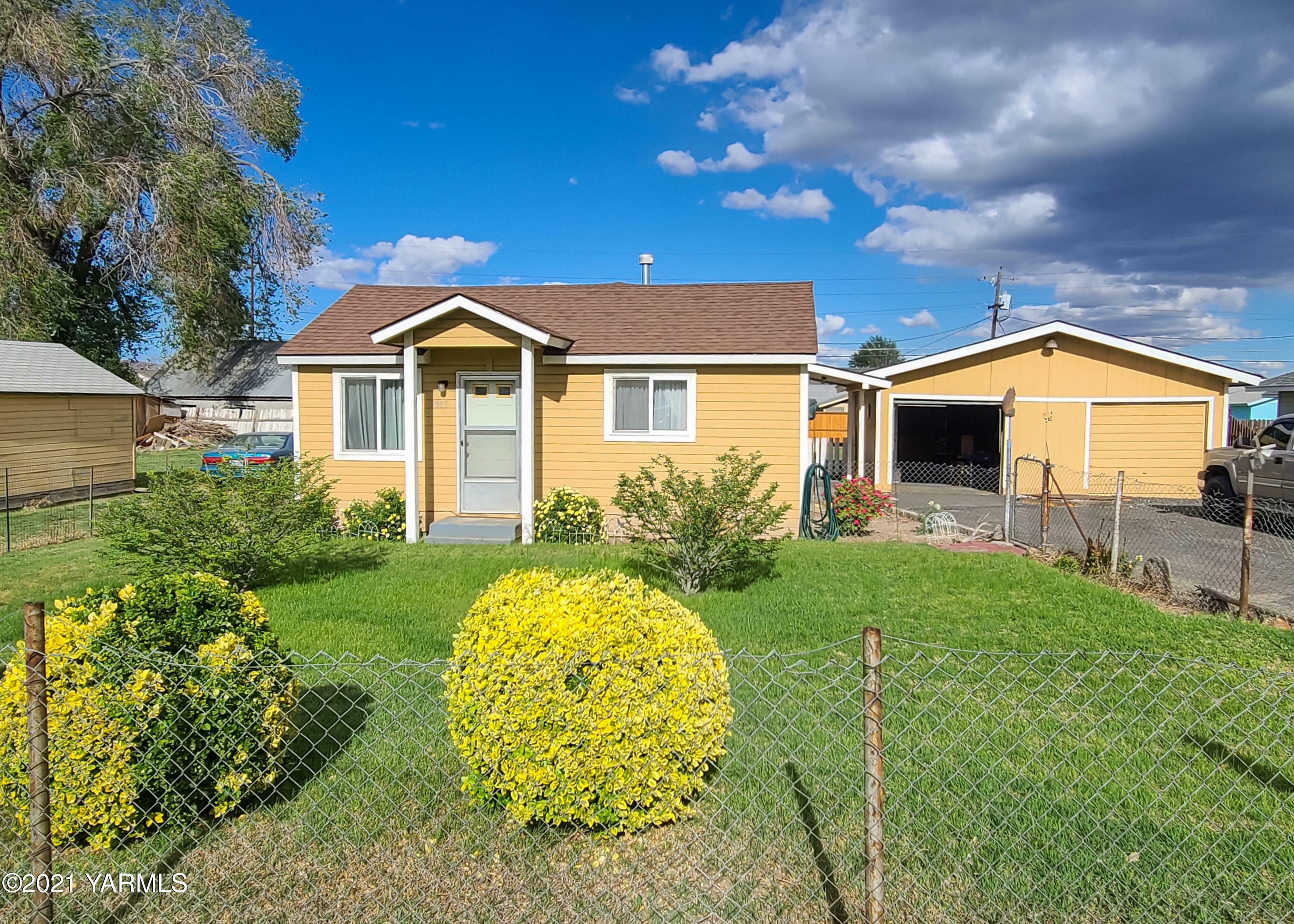 Property Photo: 1917 S 7th Ave WA 98903