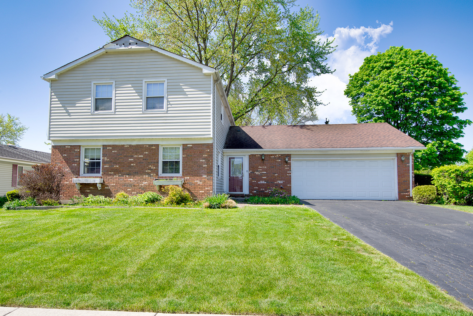 Property Photo:  404 Regent Drive  IL 60089 