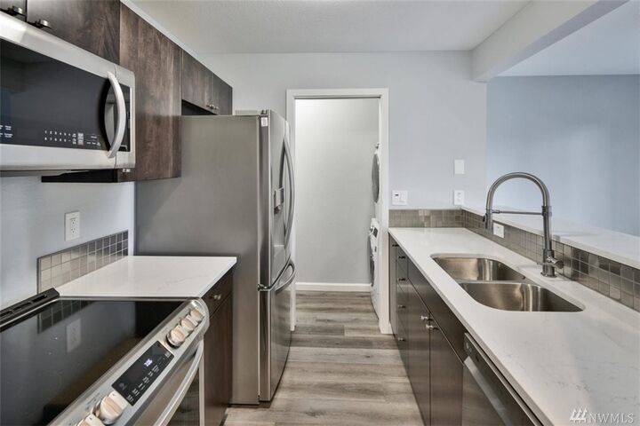 Property Photo:  802 Pike St NE F4  WA 98002 