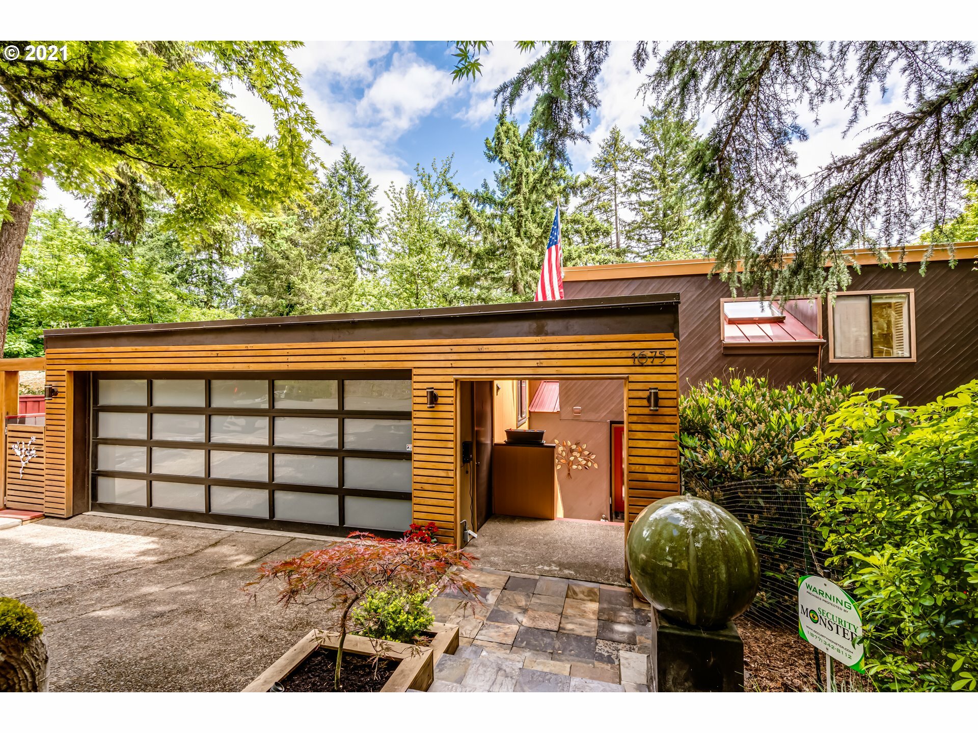 Property Photo: 1675 Fircrest Dr OR 97403