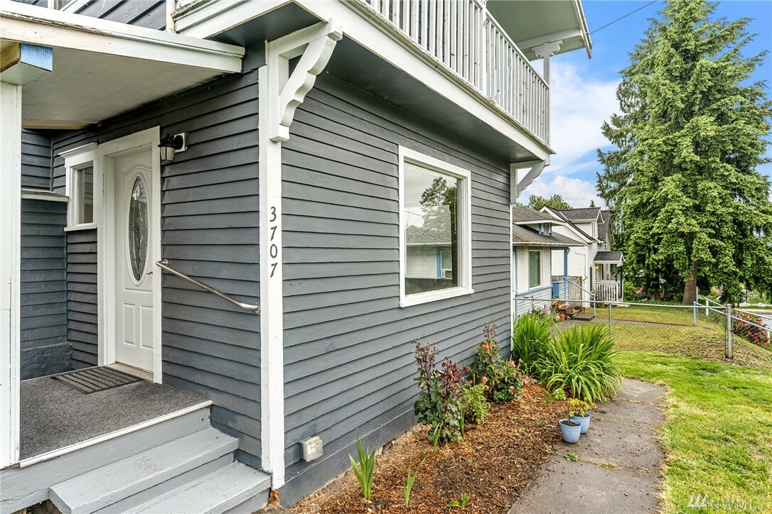 Property Photo:  3707 22nd St  WA 98201 