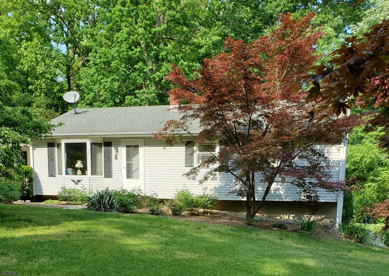 Property Photo:  8 Fox Hollow Ct  NJ 07462 